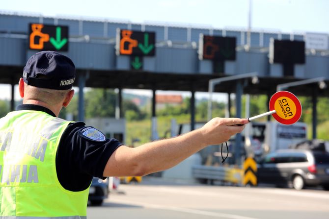 Saobraćajac, saobraćajna policija, policajka, naplatna rampa, kontrola saobraćaja