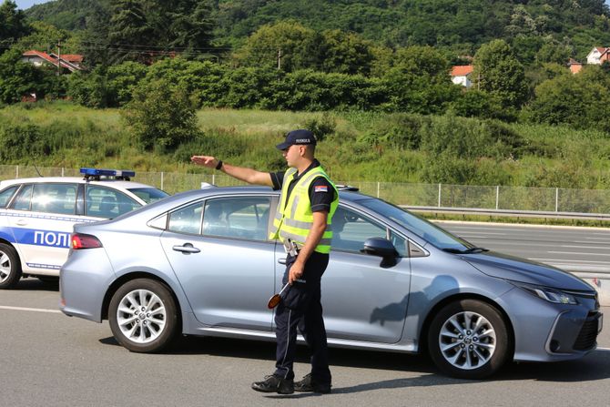 Saobraćajac, saobraćajna policija, policajka, naplatna rampa, kontrola saobraćaja