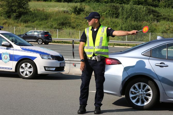 Saobraćajac, saobraćajna policija, policajka, naplatna rampa, kontrola saobraćaja Saobraćajac, saobraćajna policija, policajka, naplatna rampa, kontrola saobraćaja