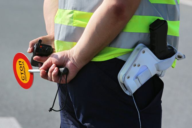 Saobraćajac, saobraćajna policija, policajka, naplatna rampa, kontrola saobraćaja