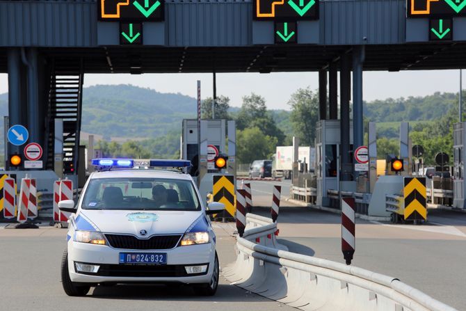 Saobraćajac, saobraćajna policija, policajka, naplatna rampa, kontrola saobraćaja