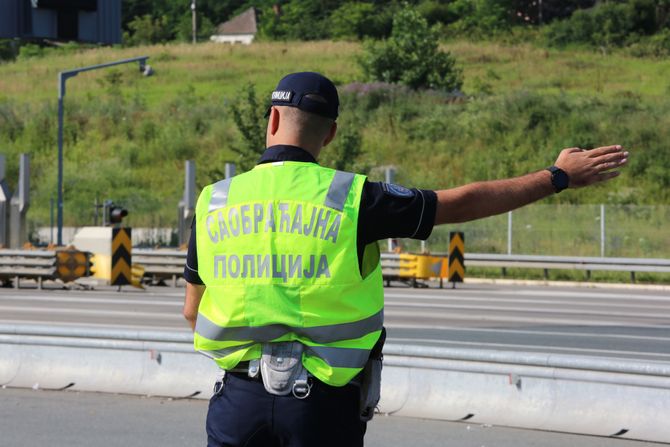 Saobraćajac, saobraćajna policija, policajka, naplatna rampa, kontrola saobraćaja