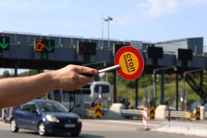 Saobraćajac, saobraćajna policija, policajka, naplatna rampa, kontrola saobraćaja