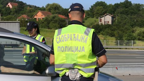 Saobraćajac, saobraćajna policija, policajka, naplatna rampa, kontrola saobraćaja