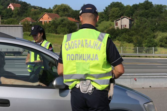 Saobraćajac, saobraćajna policija, policajka, naplatna rampa, kontrola saobraćaja