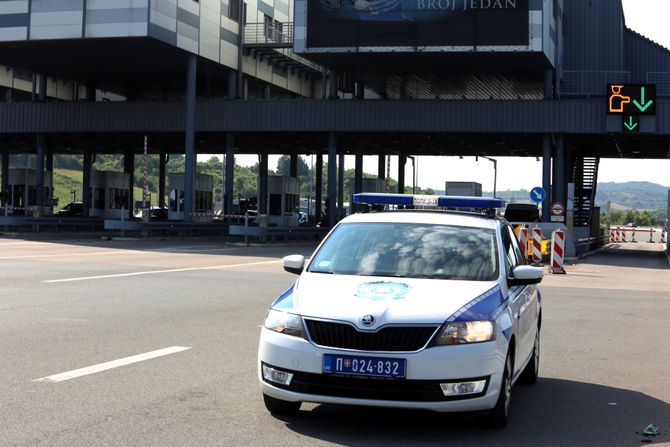 Saobraćajac, saobraćajna policija, policajka, naplatna rampa, kontrola saobraćaja