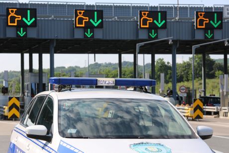 Saobraćajac, saobraćajna policija, policajka, naplatna rampa, kontrola saobraćaja