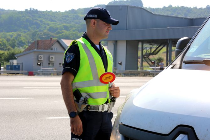 Saobraćajac, saobraćajna policija, policajka, naplatna rampa, kontrola saobraćaja