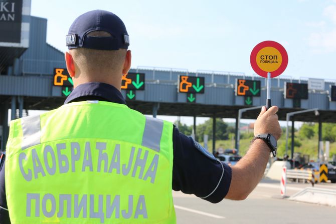 Saobraćajac, saobraćajna policija, policajka, naplatna rampa, kontrola saobraćaja