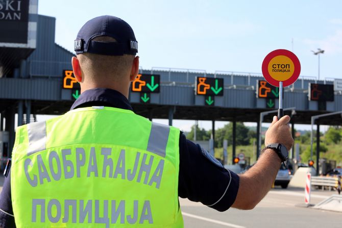 Saobraćajac, saobraćajna policija, policajka, naplatna rampa, kontrola saobraćaja