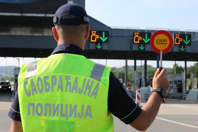 Saobraćajac, saobraćajna policija, policajka, naplatna rampa, kontrola saobraćaja