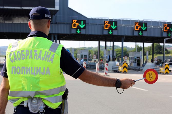 Saobraćajac, saobraćajna policija, policajka, naplatna rampa, kontrola saobraćaja