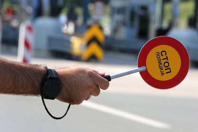 Saobraćajac, saobraćajna policija, policajka, naplatna rampa, kontrola saobraćaja