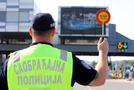 Saobraćajac, saobraćajna policija, policajka, naplatna rampa, kontrola saobraćaja