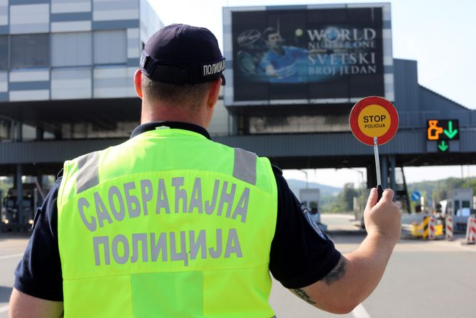 Saobraćajac, saobraćajna policija, policajka, naplatna rampa, kontrola saobraćaja