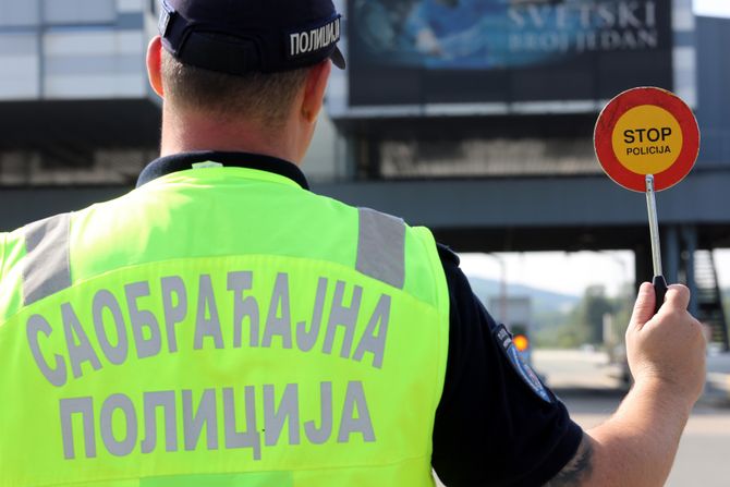 Saobraćajac, saobraćajna policija, policajka, naplatna rampa, kontrola saobraćaja