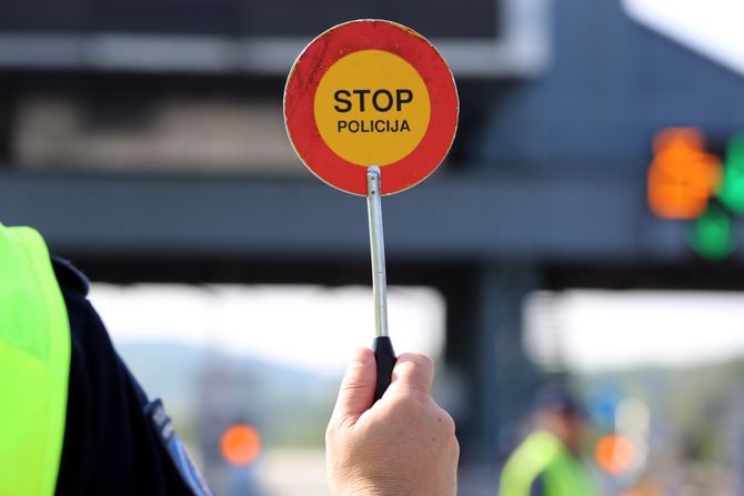 Saobraćajac, saobraćajna policija, policajka, naplatna rampa, kontrola saobraćaja