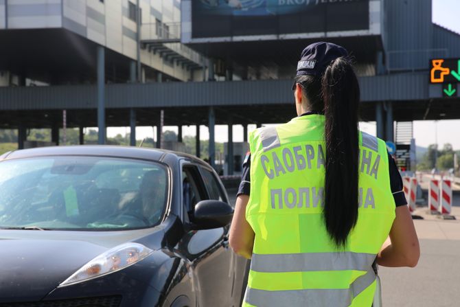 Saobraćajac, saobraćajna policija, policajka, naplatna rampa, kontrola saobraćaja