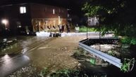 Treći put mulj ulazi u kupatilo: Ponovo se izlila Loznička reka, Čačani celu noć branili kuće od vode