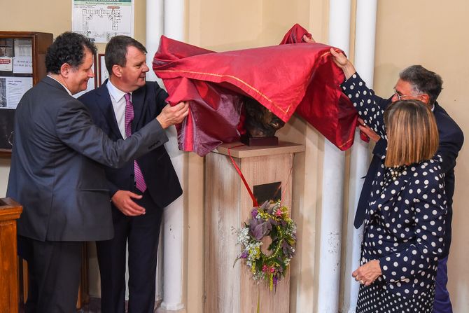 Otkrivena bista akademika Dejana Medakovića u Karlovačkoj gimnaziji Otkrivena bista akademika Dejana Medakovića u Karlovačkoj gimnaziji