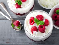 Desert u čaši, kolač s malinama