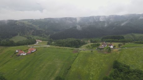 Bisa i Dejan Nikolić  sačuvali dedino ognjište kuća na visovima Suvobora