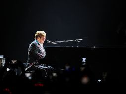 Elton Džon maratonsku oproštajnu turneju završio koncertom u Stokholmu