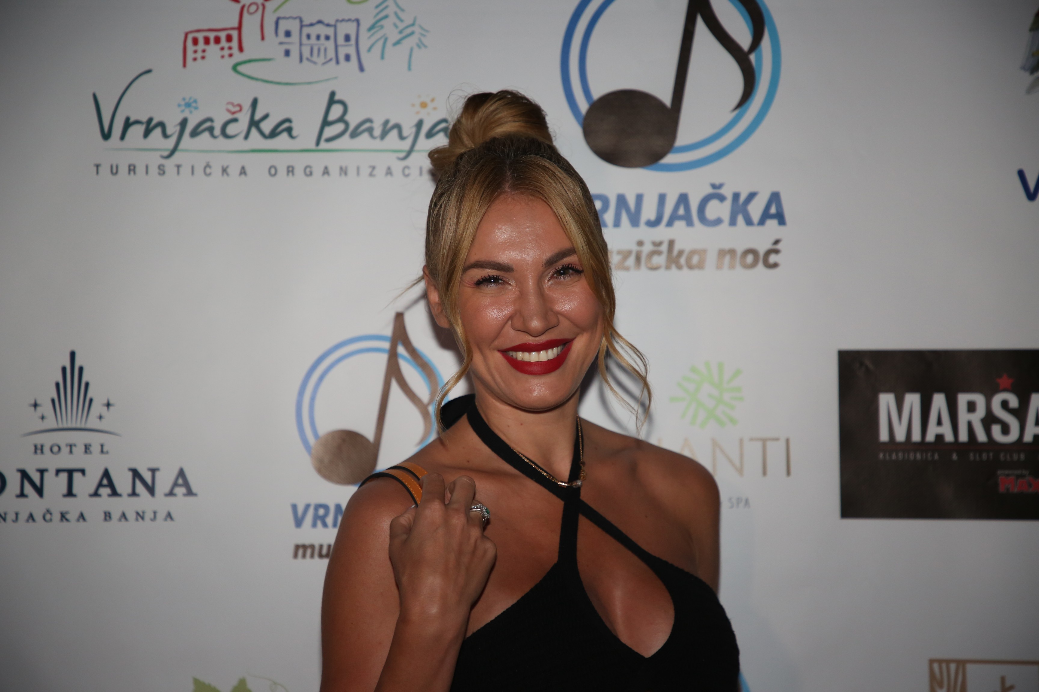 "Možda nisam smela da kažem" Voditeljka se izlanula u programu uživo: Rekla nešto zbog čega su svi bili u šoku