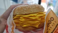 Lepinja i 20 kriški sira, a mesa nigde: Da li je nova ponuda Burger Kinga preterana?