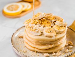 banane, karalemizovane banane, palačinke, palačinke od kokosovog brašna, doručak