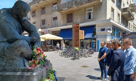 Tesla spomenik venac kesa smeće Zagreb