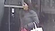 Sumnja se da je ova žena našla kovertu sa 20.000 evra i stavila je u svoj džep: Mesecima ne mogu da je nađu