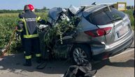 Jeziva slika smrskane "mazde" nakon nesreće kod Bačke Palanke: Vozač na mestu mrtav, njegova supruga u bolnici