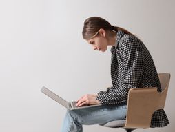 loše sedenje, nepravilno sedenje, stolica, kompjuter