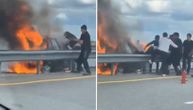 Automobil se zapalio nasred puta: Prolaznici spasili vozača iz buktinje, ovako je izgledala drama