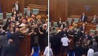 Ponovo tenzije u skupštini Kosova: Opozicioni političari blokirali govornicu, Kurtija gađali flašom
