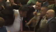 Pogledajte momenat kada Kurti beži sa govornice dok traje tuča u skupštini tzv. Kosova: Uhvaćen za vrat