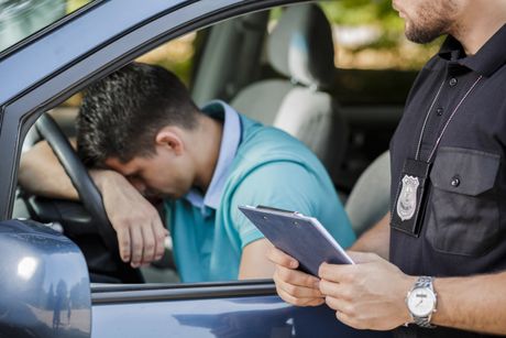 Saobraćana kazna, kontrola, policija, saobraćajni prekršaj policajac