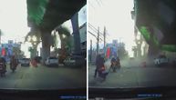 Jezivo! Srušio se nadvožnjak na Tajlandu: Vozači za dlaku izbegli smrt i sve to snimili