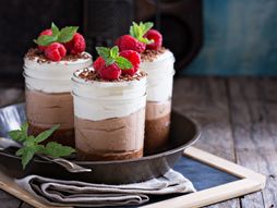 čokoladni mus sa malinama i keksom