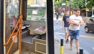 Beogradski "baja" odlučio da skrši vrata trolejbusa: Nije stigao da uđe na vreme, pa upotrebio silu