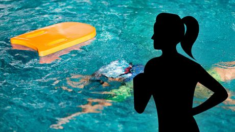 Dete pliva davi se davljenje voda devojka silueta