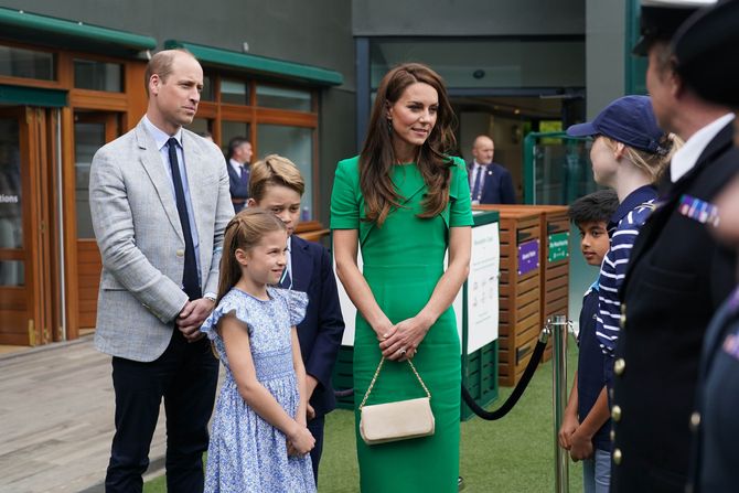 Princ Vilijam i Kejt Midlton princeza Šarlot i princ Džordž Princ Vilijam i Kejt Midlton princeza Šarlot i princ Džordž