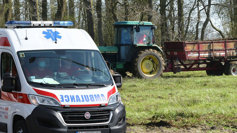 Jeziv prizor kod Kikinde: Kombi i traktor sleteli s puta, Hitna pomoć ODMAH REAGOVALA