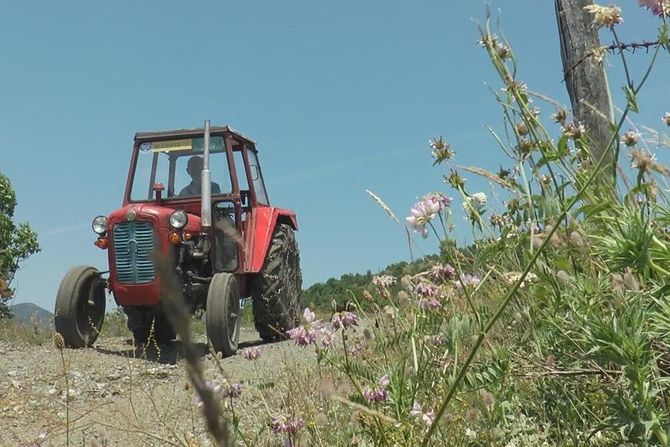 Prevrnuo se traktorista u okolini Čačka