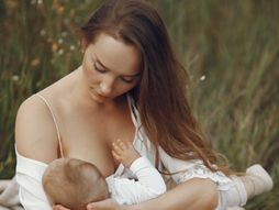dojenje mama beba