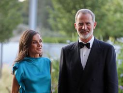 kraljica Leticija u plavoj satenskoj haljini