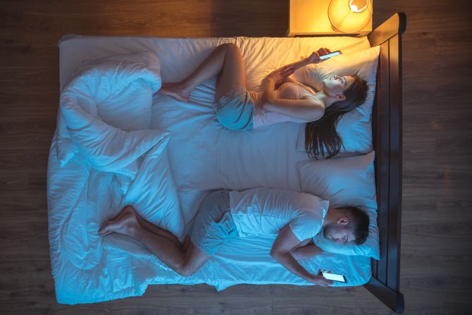 Spavanje odvojeno, Razdvojeni partneri, Svađa, svađa u vezi, ljubavna svađa, ignorisanje, inat, teranje inata Spavanje odvojeno, Razdvojeni partneri, Svađa, svađa u vezi, ljubavna svađa, ignorisanje, inat, teranje inata