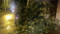 Neverovatan prizor na Dorćolu: Ostavljen prozor na ulici "preživeo" olujni napad