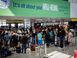 kašnjenje leta, kasni avion, aerodrom, šalter, čekiranje, gužva, redovi, Denver